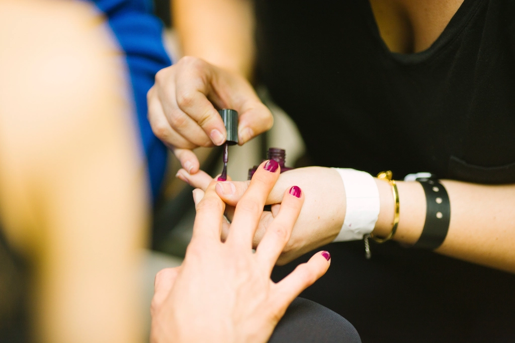 Servicio de manicure premium en Adoratta Centro de Belleza Cali