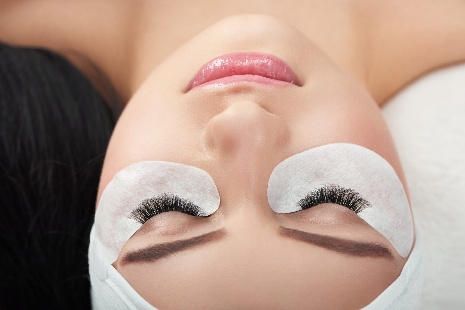 Comparación entre pestañas naturales con lifting y pestañas con extensiones