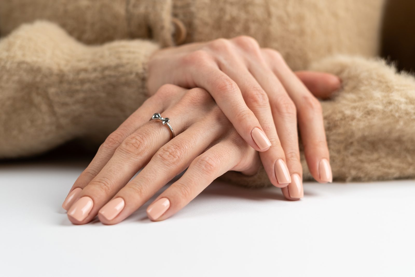 Manos con manicure semipermanente en tono nude