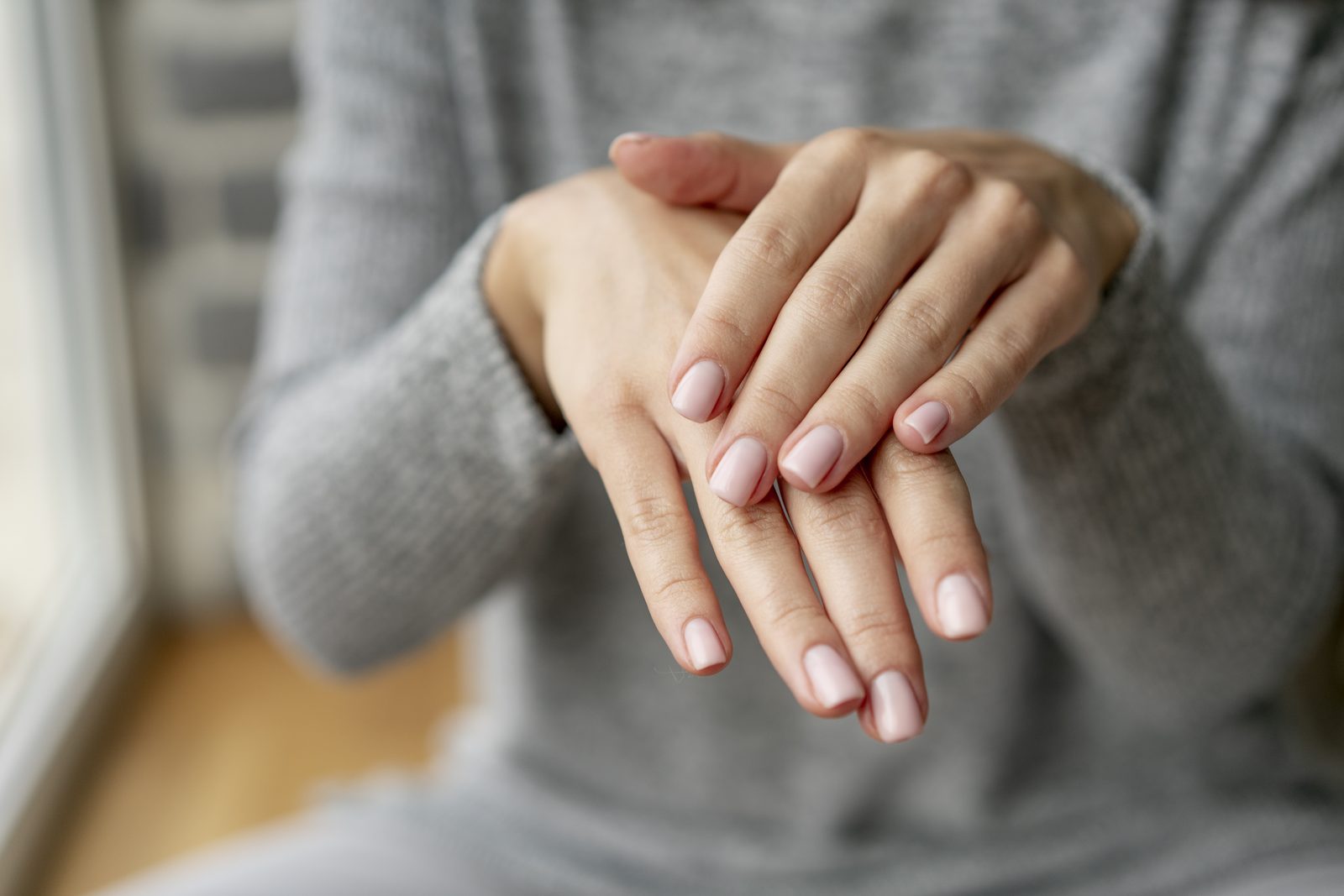 Proceso de manicure semipermanente realizado por profesional