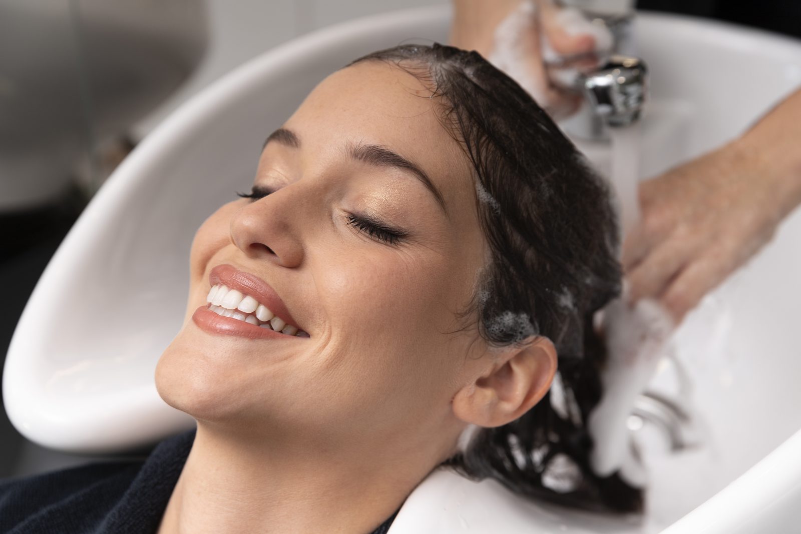 Aplicación de tratamiento de recuperación capilar en un salón de belleza